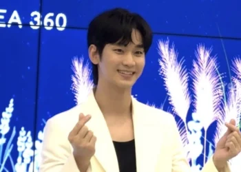 Sapa Fans Indonesia, Kim Soo Hyun Tampil Totalitas Nyanyi ‘Dreaming’ di Panggung HUT RCTI ke-37