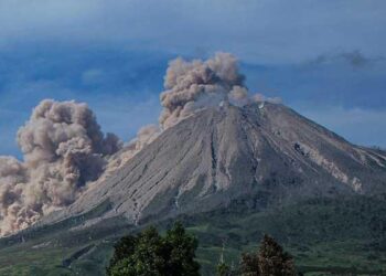 Gunung Sinabung Kembali Erupsi, Kolom Abu Menjulang hingga 3.500 Meter