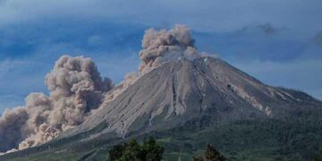 Gunung Sinabung Kembali Erupsi, Kolom Abu Menjulang hingga 3.500 Meter