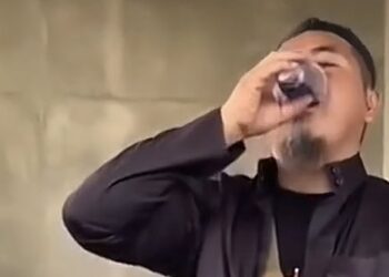 Diklaim Kuatkan Stamina, Ini Momen Sekumpulan Pria Minum Oli di Masjid
