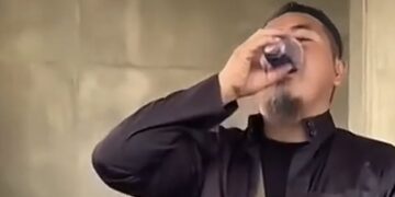 Diklaim Kuatkan Stamina, Ini Momen Sekumpulan Pria Minum Oli di Masjid