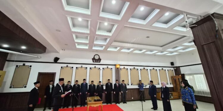 Dalam Pelantikan, Ayep Zaki Warning Kepala Dinas: Jangan Sampai Sekdis dan Kabid yang Bekerja