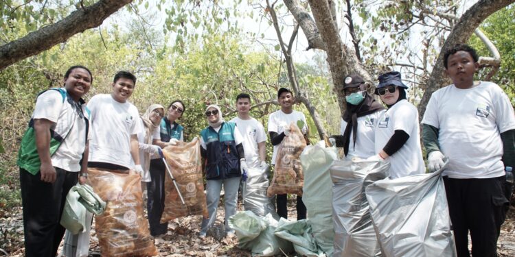 Pertamina Patra Niaga RJBB Gelar Aksi Bersih Pantai di Suaka Margasatwa Pulau Rambut