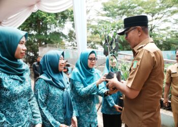 Tekan Inflasi Daerah, Pemkot Sukabumi Bagikan Ratusan Bibit Cabai dan Bawang ke Kader PKK