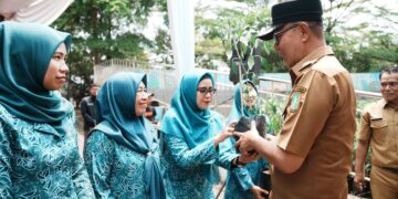 Tekan Inflasi Daerah, Pemkot Sukabumi Bagikan Ratusan Bibit Cabai dan Bawang ke Kader PKK