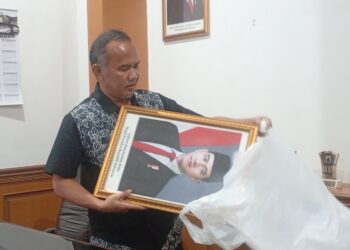 Langkah Politik Rojab Asy’ari: Copot  Foto Gibran di Ruang Kerjanya