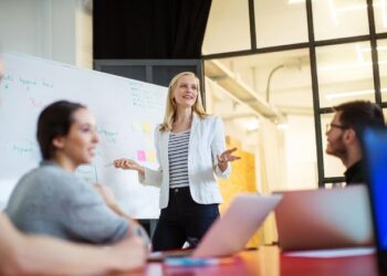 6 Tips Public Speaking untuk Pemula, Bikin Presentasi Lebih Menarik Perhatian Audiens