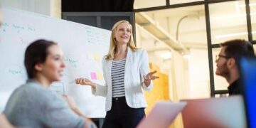 6 Tips Public Speaking untuk Pemula, Bikin Presentasi Lebih Menarik Perhatian Audiens