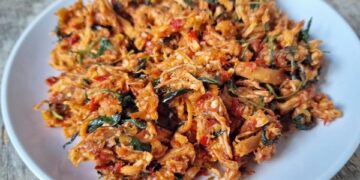 Resep Ayam Suwir Pedas Praktis dan Lezat, Cocok untuk Menu Harian