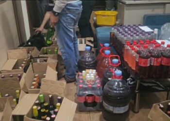 Polisi Sukabumi Gerebek Gudang Miras Oplosan, Ratusan Botol Diamankan