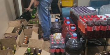 Polisi Sukabumi Gerebek Gudang Miras Oplosan, Ratusan Botol Diamankan